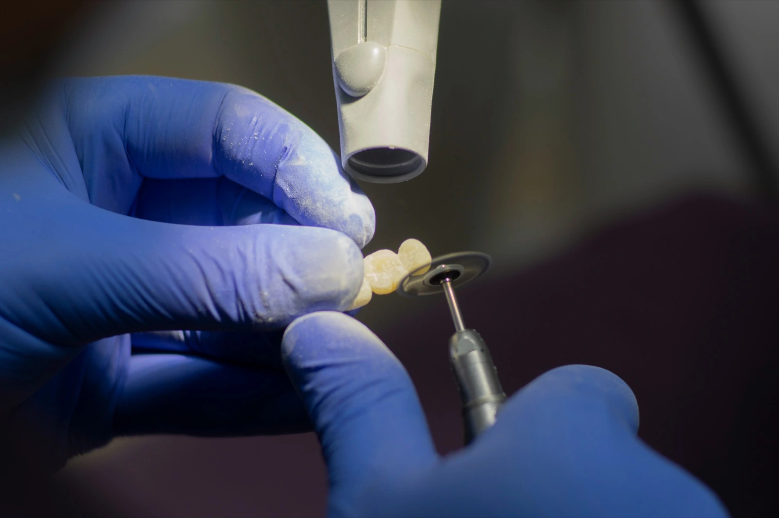 Profesional dental preparando una restauración cerámica